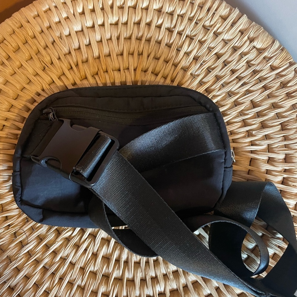 Lululemon Everywhere Belt Bag 1L - Picture 6 of 8